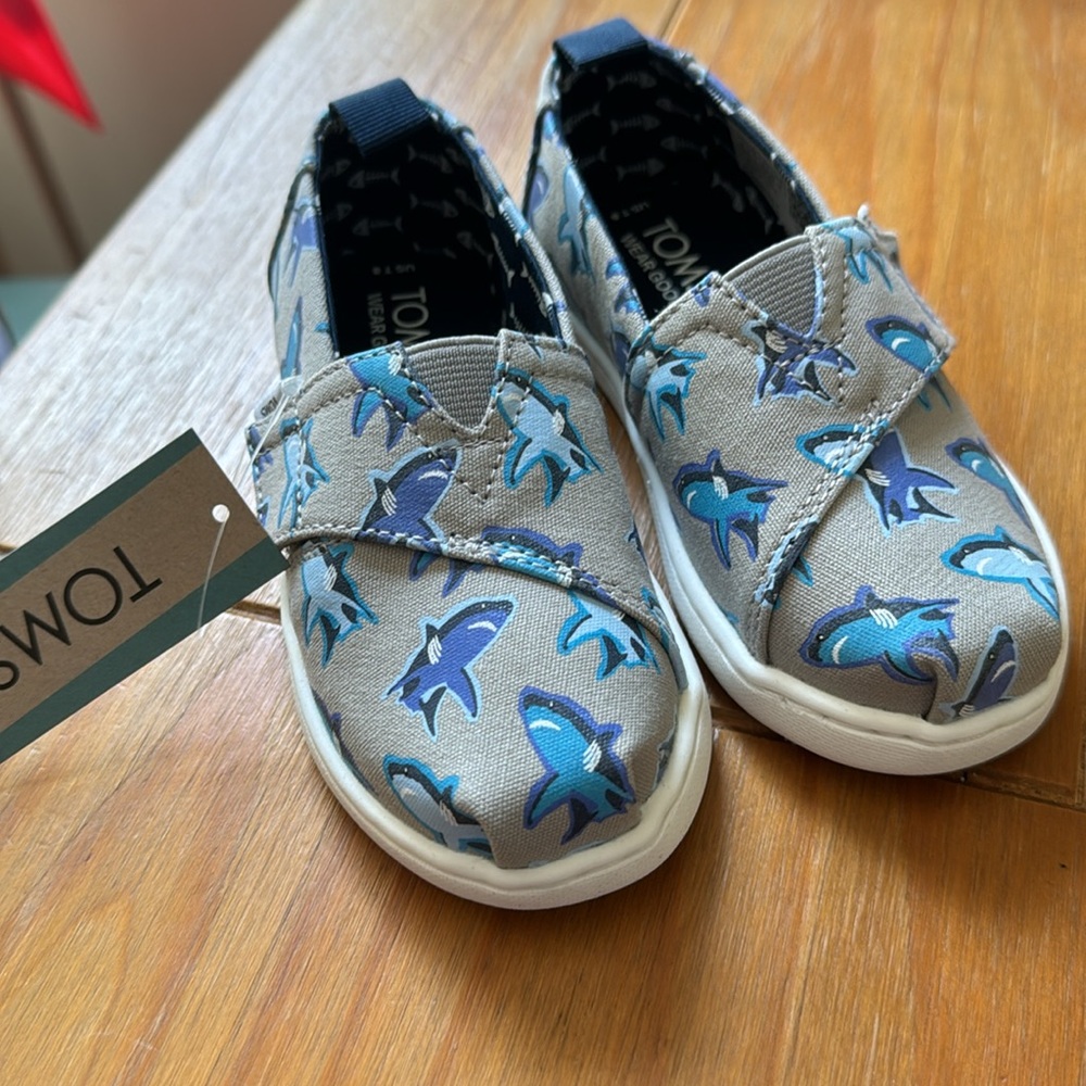 TOMS toddler shark alpargatas - NEW